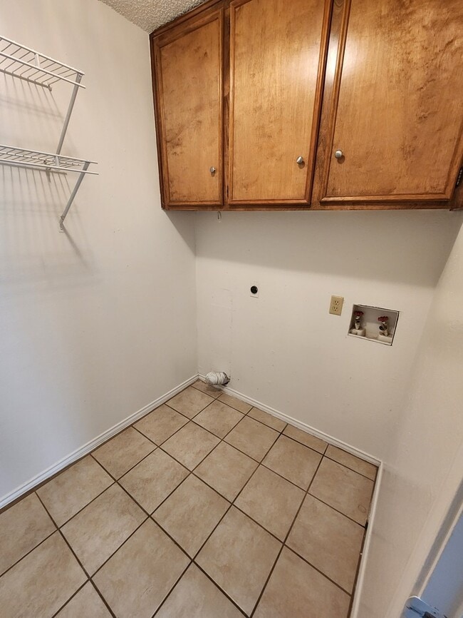 Building Photo - 2 bed 2 bath, 2 car garage