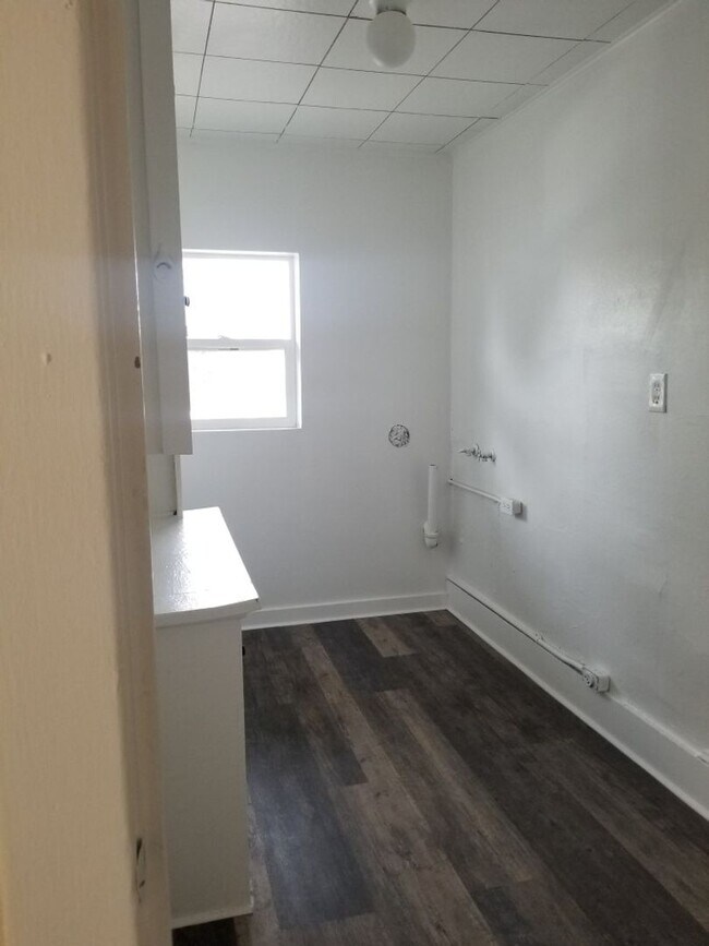 Building Photo - 1205 W Yakima Ave