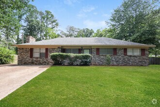 Building Photo - Three-Bedroom Home With Inviting Backyard