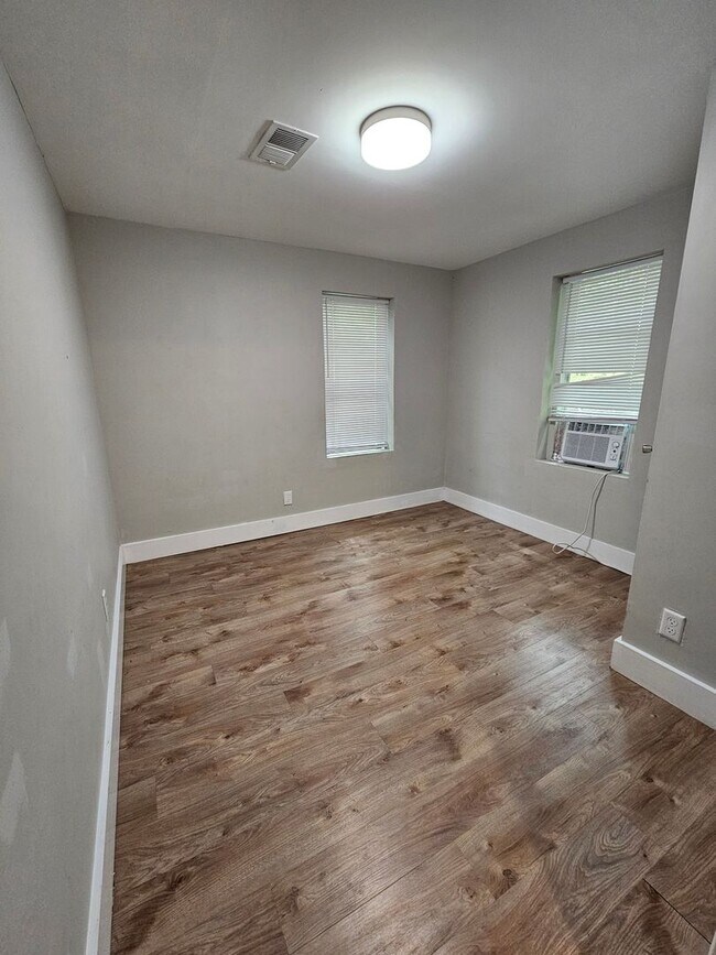 Building Photo - 1045 Seaside Ln