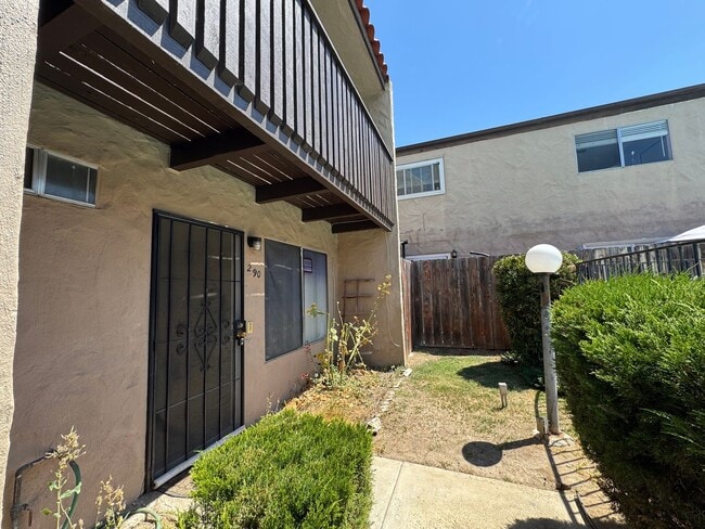 Building Photo - 2 Bedroom Townhome in El Cajon
