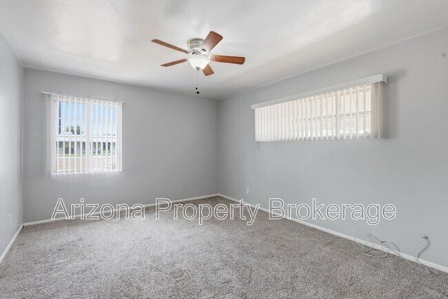 Building Photo - 4640 E Oak St