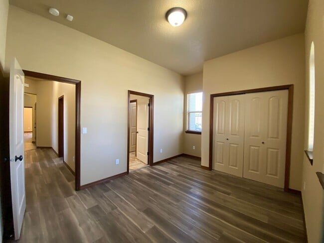 Building Photo - 433 Golden Dr