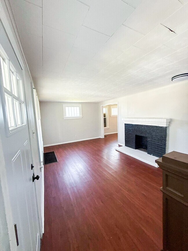 Building Photo - Move-In Ready 3 Bedroom Home w/ Fresh Pain...