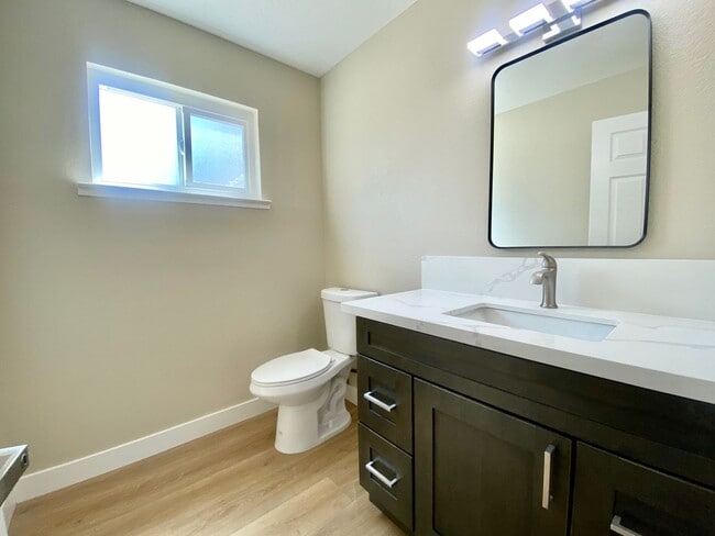 Building Photo - RECENTLY RENOVATED 4 BED, 2.5 BATH HOME ON CORNER LOT