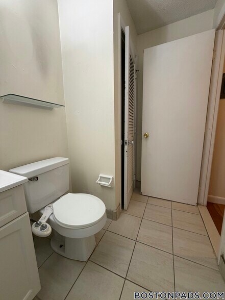 Building Photo - 122 Dustin St