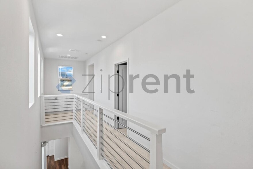 Building Photo - Unit