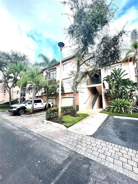 Building Photo - 2039 SE 10th Ave