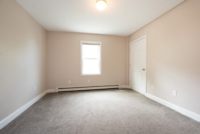 Building Photo - 616 Main St