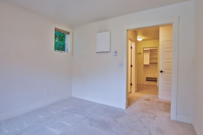 Building Photo - 1086 Village Loop