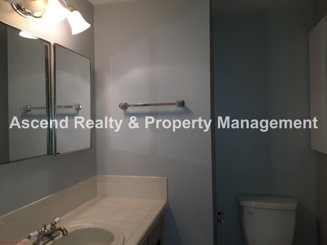 Building Photo - 4 Bed on Cul de Sac, Fenced Yard, Quick Access to Schools, Outlet Mall, Troutdale Station Food Ca...