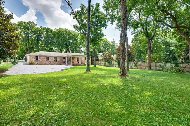 Building Photo - Charming 3BR/2.5BA Ranch-Style Home in the...