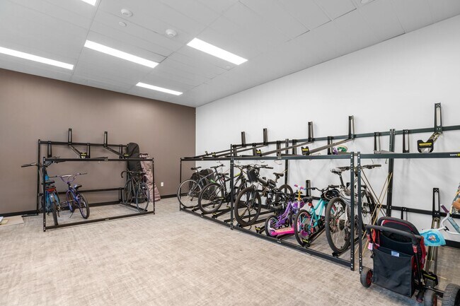 Building Photo - Parking Included + Amenities + 1.5 Month F...