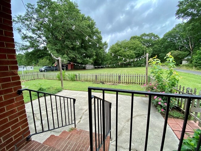 Building Photo - Charming full brick home!