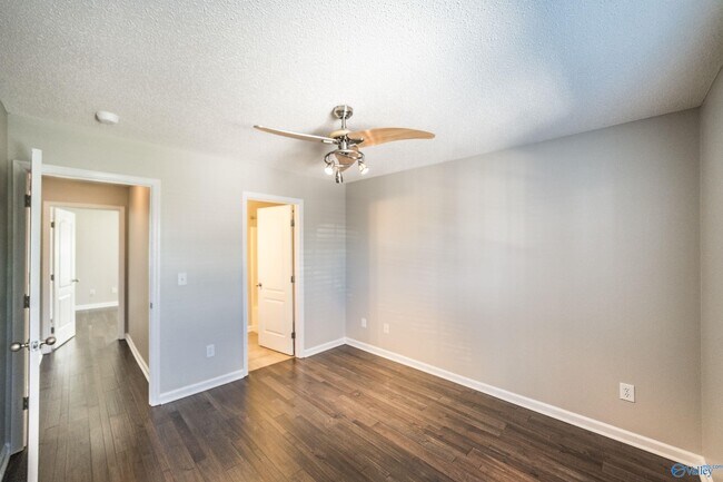 Building Photo - 129 High Noon Ln