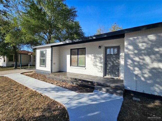 Building Photo - 15 Redwood Ave