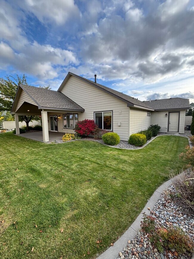 Building Photo - Beautiful 4-Bedroom, 3-Bathroom Home with ...