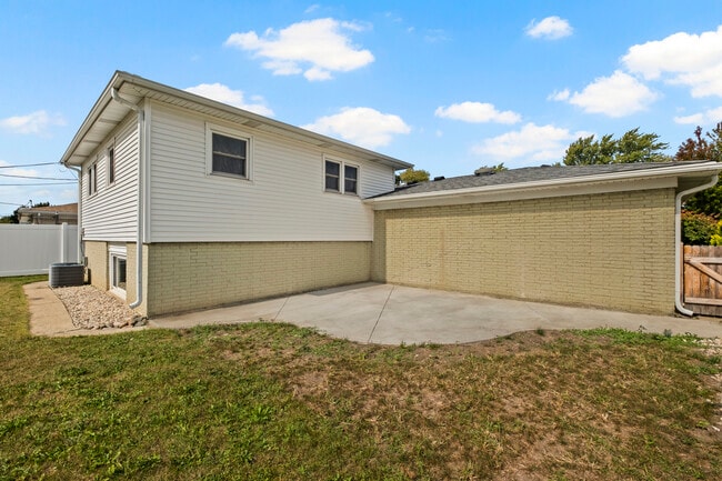 Building Photo - 1813 W Pheasant Trail