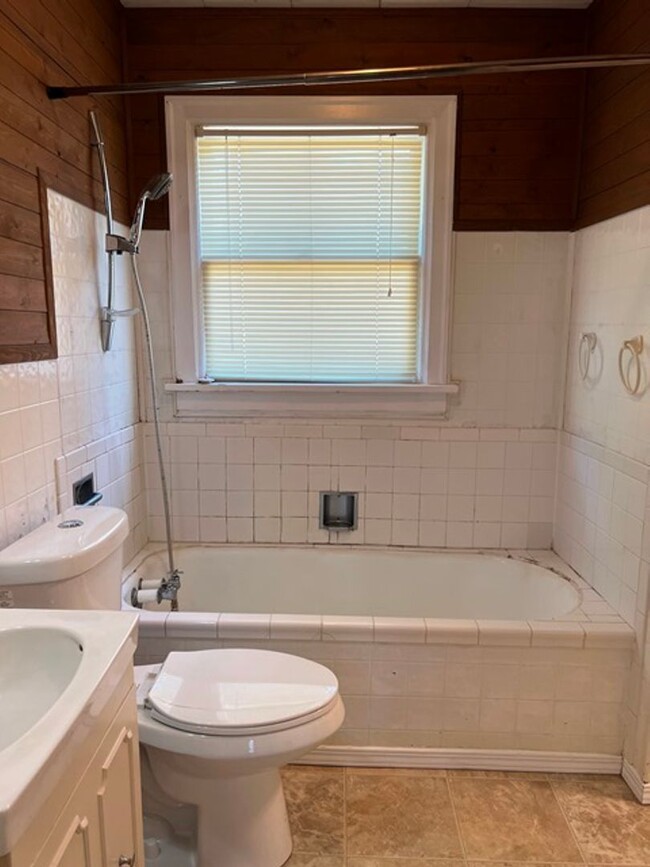 Building Photo - 4Bd/2Ba Two Story House-Available soon