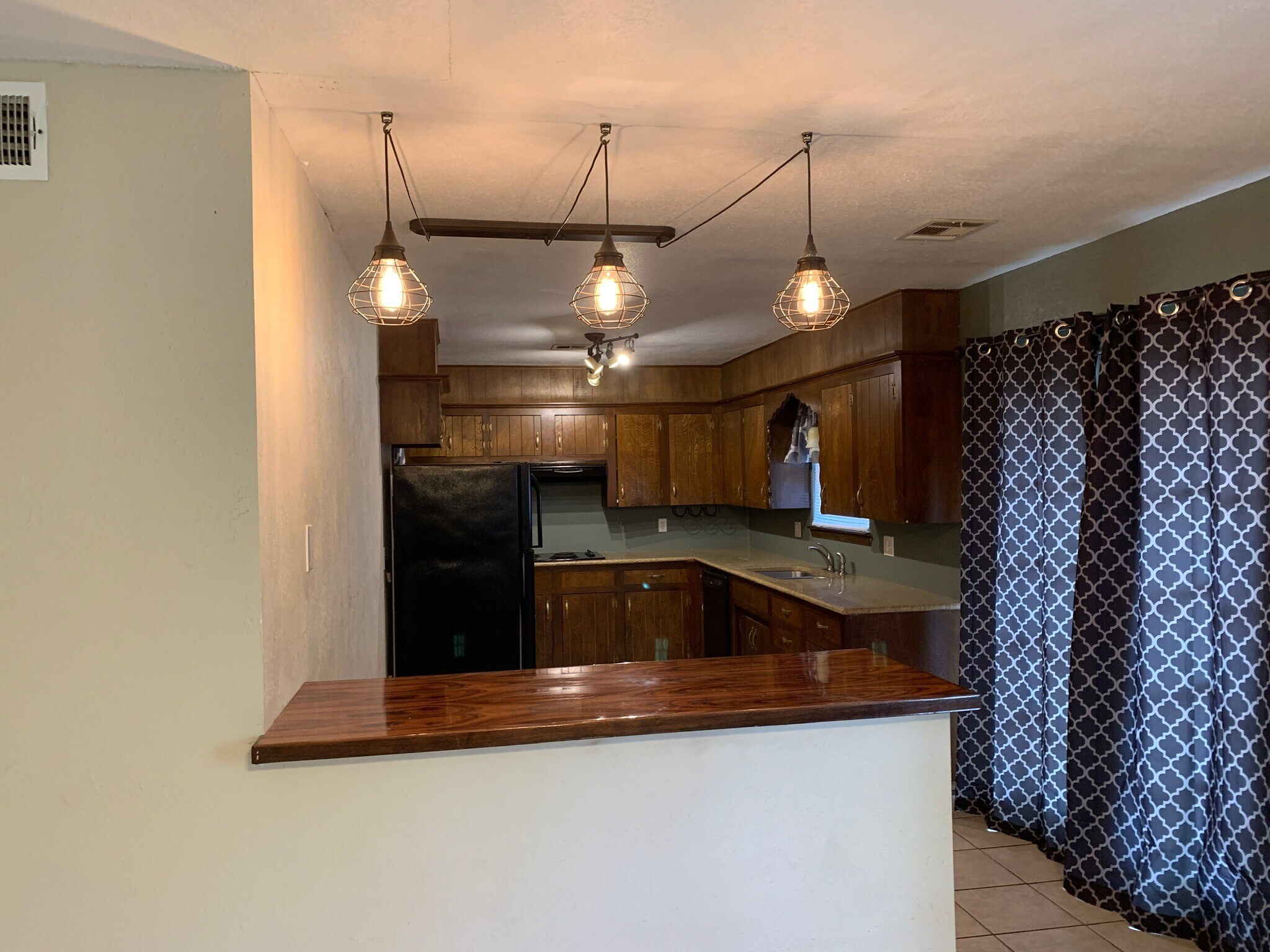 Building Photo - 641 Belle Air Ave