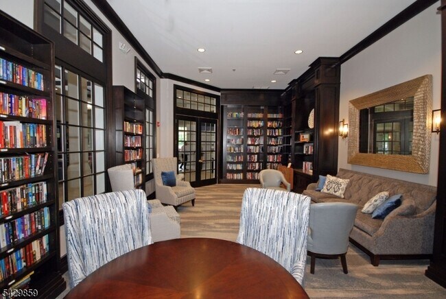 Building Photo - 8 Quarry Dr