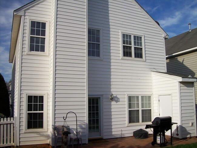 Building Photo - 5024 Village Lawn Dr