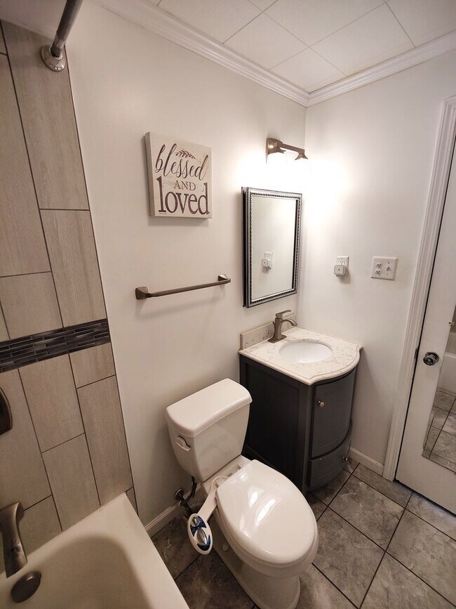 Building Photo - *Updated & Charming 2BD/2BA Single Family ...