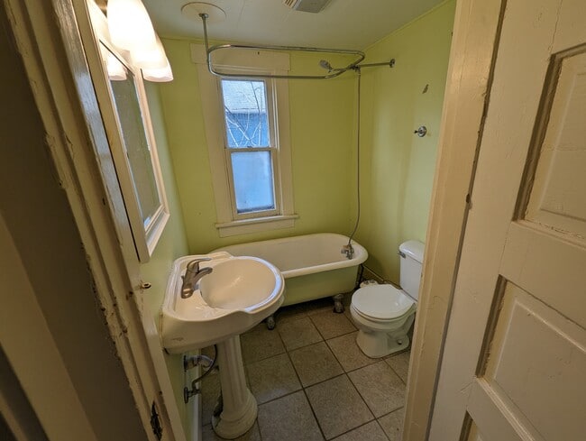 Building Photo - 341 Park Dr