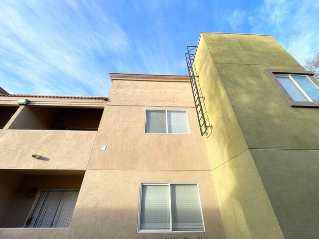 Building Photo - Gated Community Condo