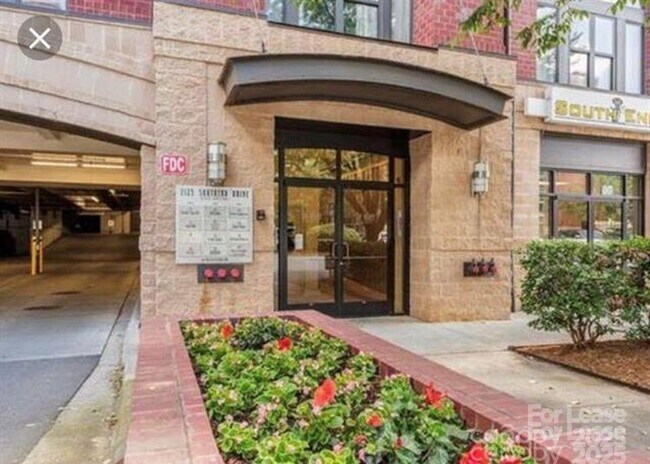 Building Photo - 2125 Southend Dr