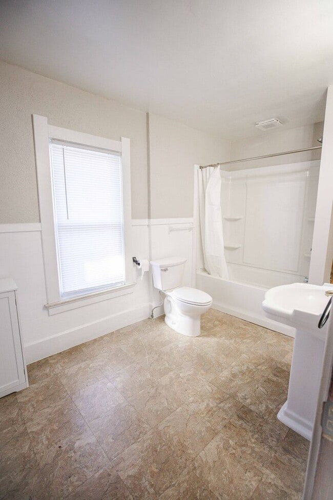 Building Photo - Spacious and Beautidul Four Bedroom Home!