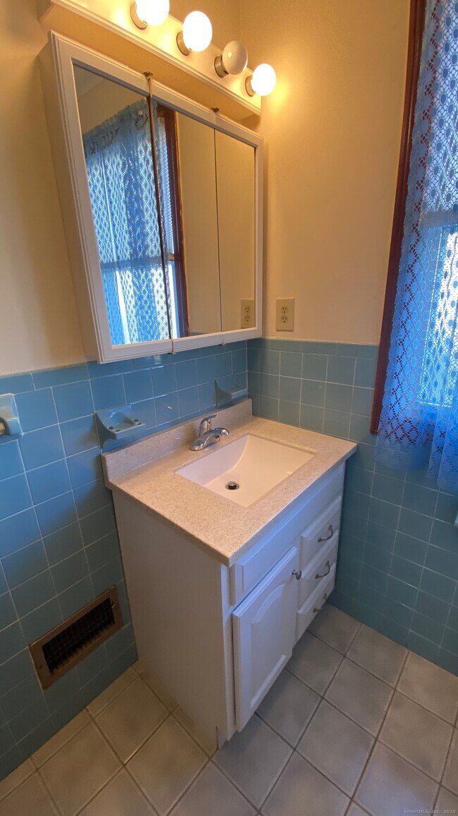 Building Photo - 135 Elm St