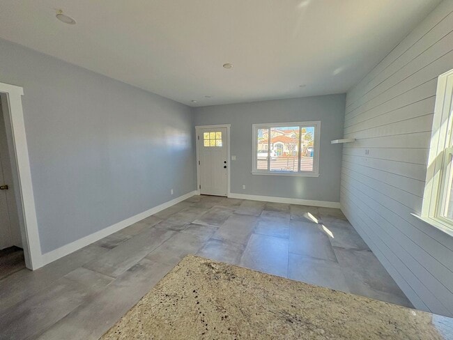 Building Photo - Bright and fresh Lawndale front house