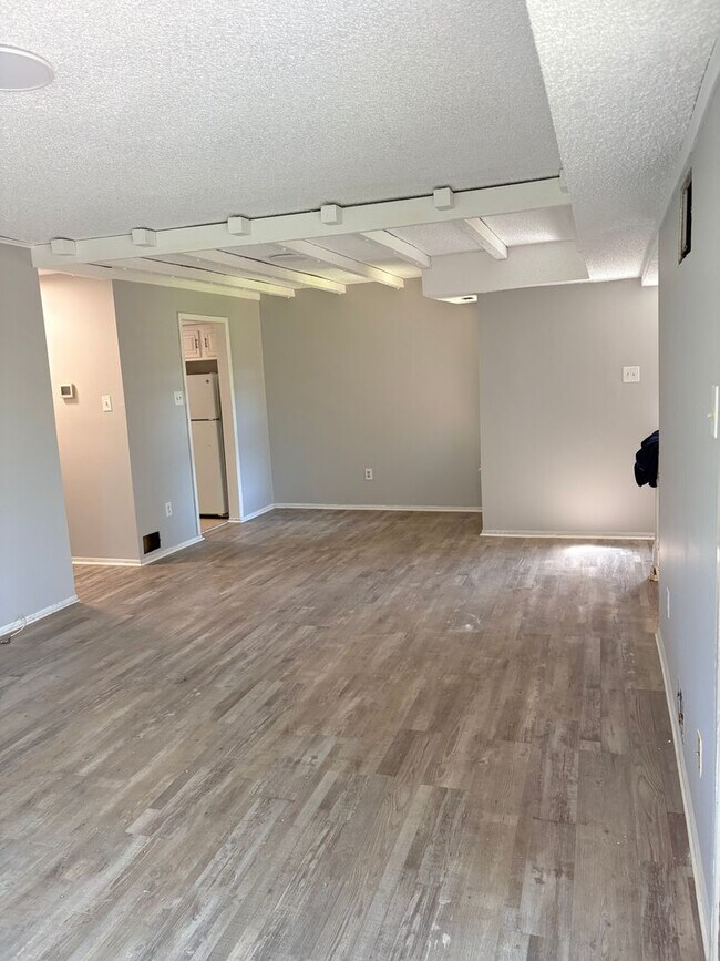 Building Photo - 2 Bedroom Condo in Burnt Tavern Manor Brick
