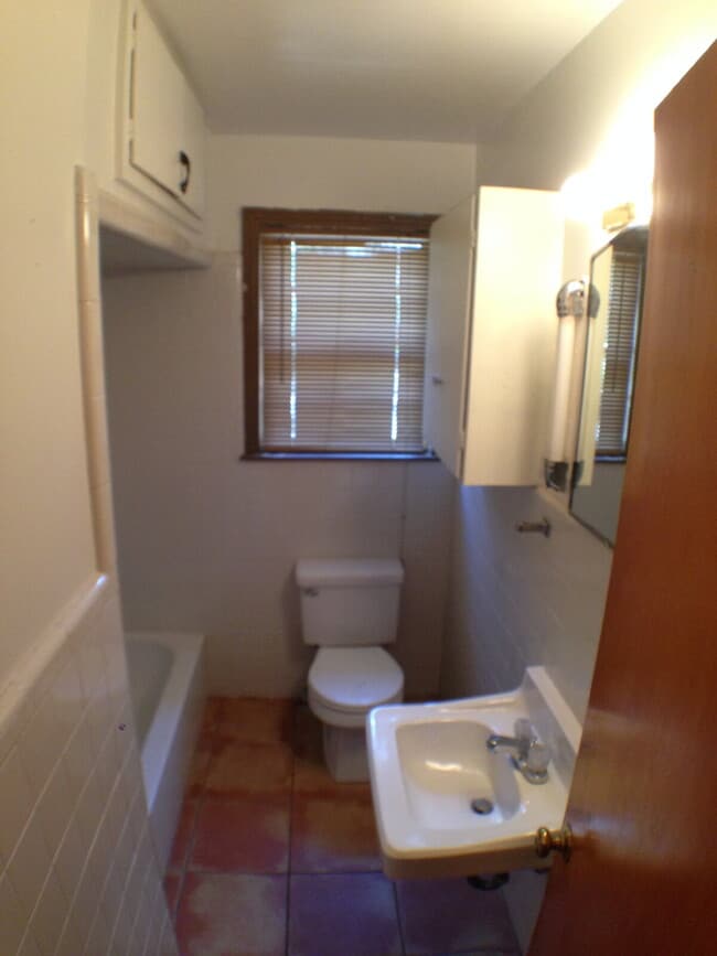 Building Photo - House with Wood Floors Convenient to Medic...