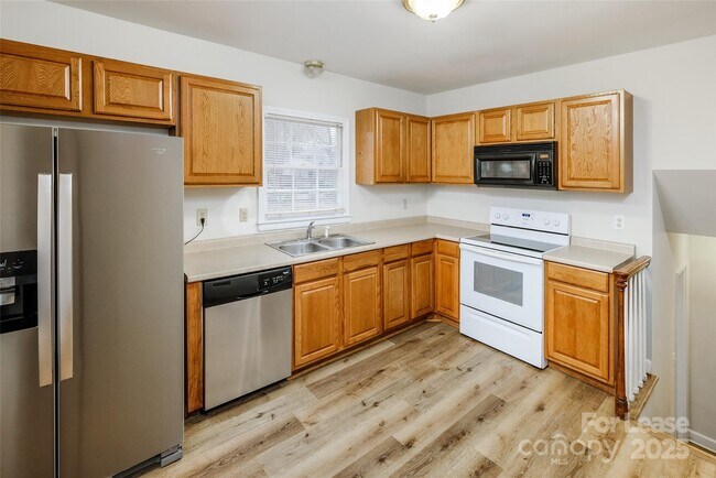 Building Photo - 7029 Yorktowne Dr