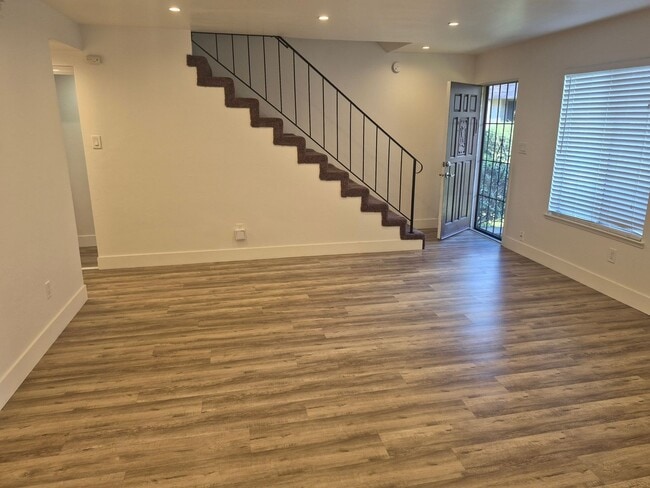 Building Photo - 3 Bedroom 2.5 Bath Carmichael Condo