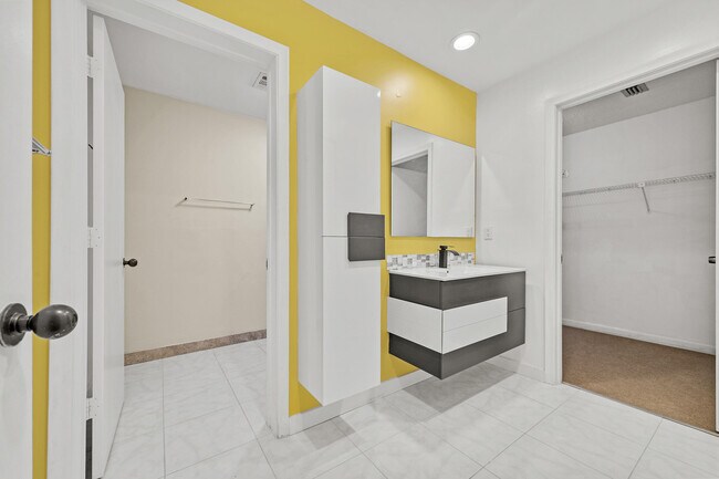 Building Photo - 790 St Albans Dr