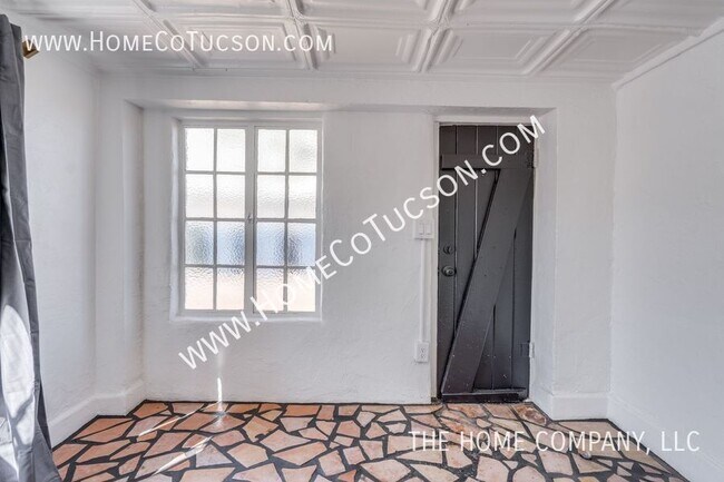 Building Photo - 940 E Florita St
