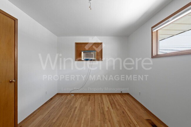 Building Photo - 902 E Rockwell Ave