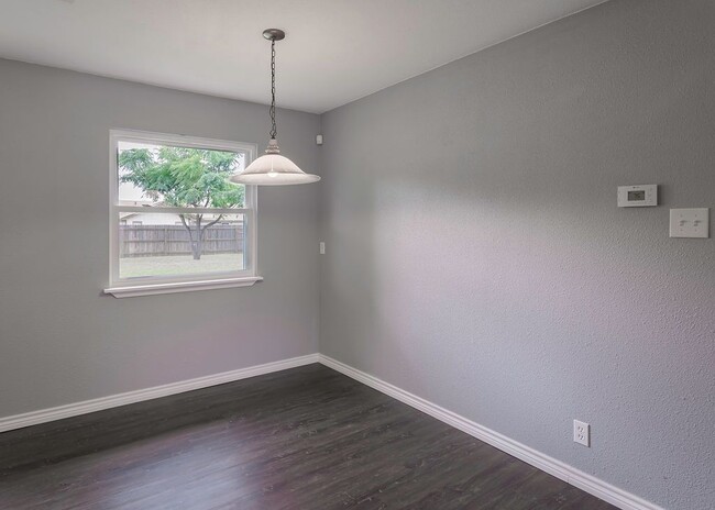 Building Photo - Beautifully remodeled 4 bedroom!