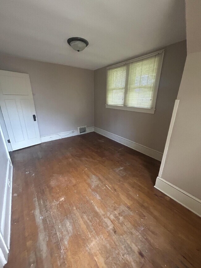 Building Photo - 4 Bedroom, 1.5 Bathroom - Available Now!