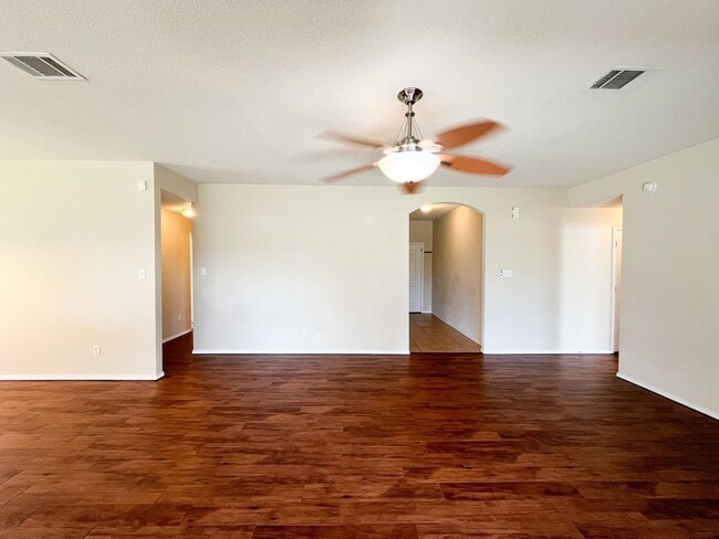 Building Photo - Available NOW!!!! Open floor plan features...