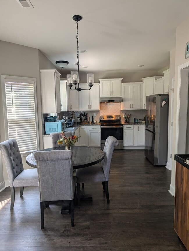 Building Photo - Beautiful 4-Bedroom House