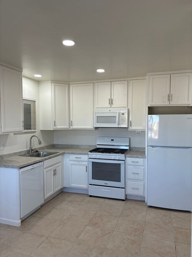 Building Photo - 72265 Sun Valley Dr