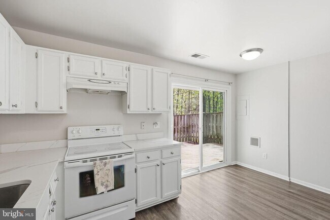 Building Photo - 6032 Old Landing Way