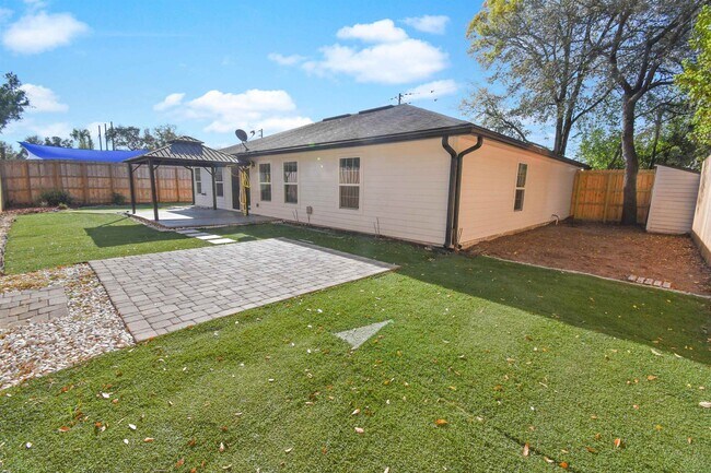 Building Photo - 101 Azalea Rd