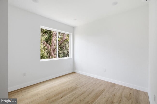 Building Photo - 613 Brooklyn St