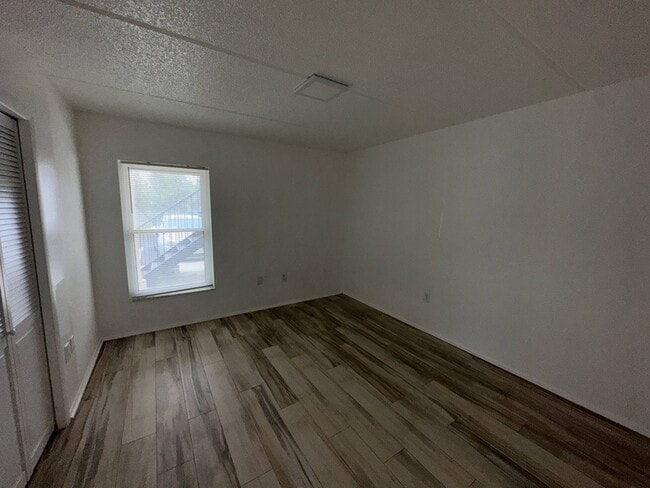 Building Photo - 6509 Dumont Ave