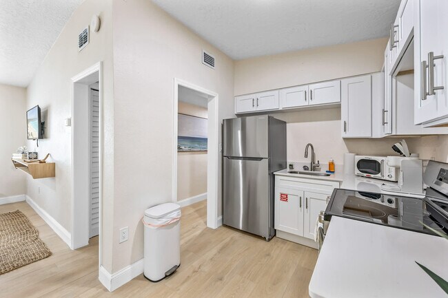 Building Photo - 637 S Orlando Ave